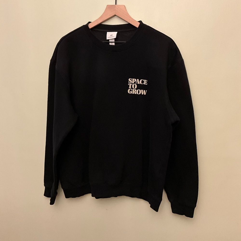 H&M women sweatshirt size Large length 25 inches, sleeves 22 1/2 inches, NWOT.